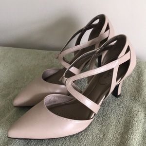 LifeStride nude pumps in size 9.5.